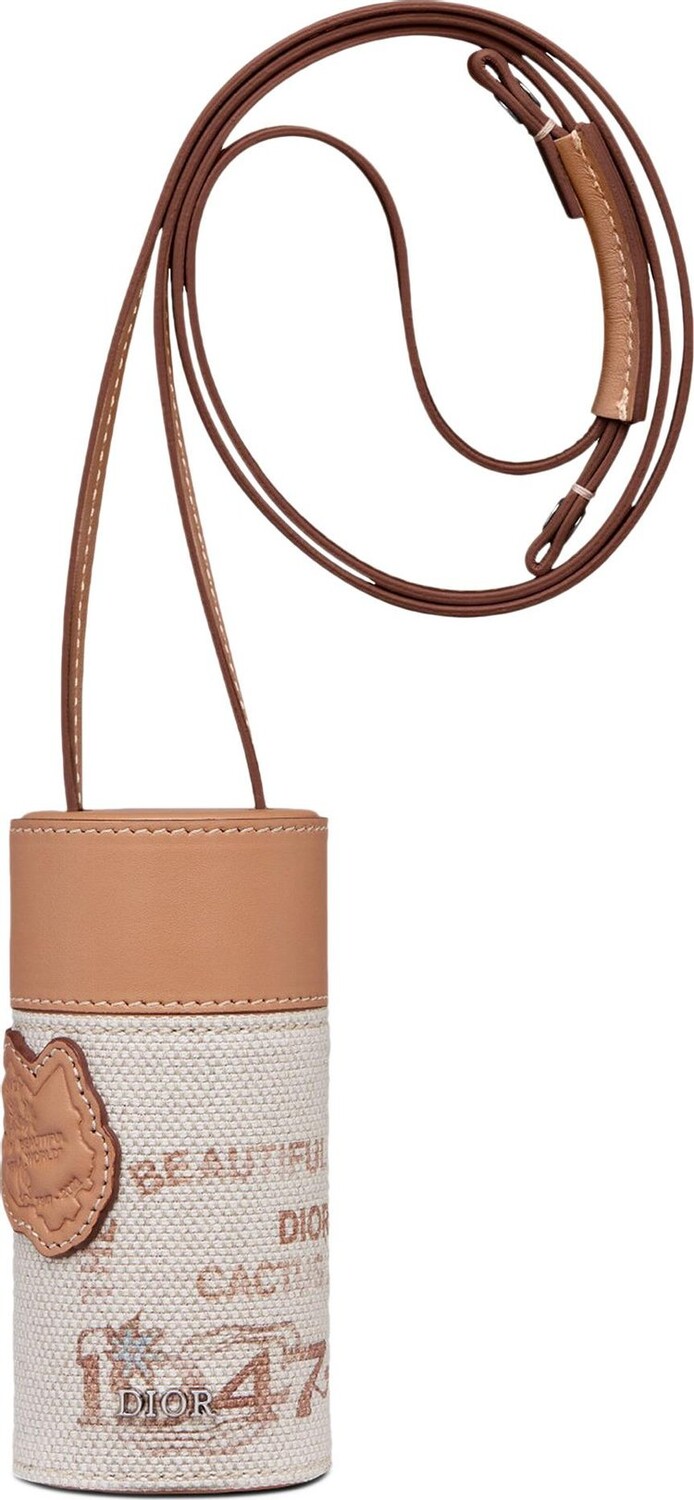 Сумка Dior x Cactus Jack Nano Roller Pouch Coffee, коричневый
Сумка Dior x Cactus Jack Nano Roller Pouch Coffee, коричневый