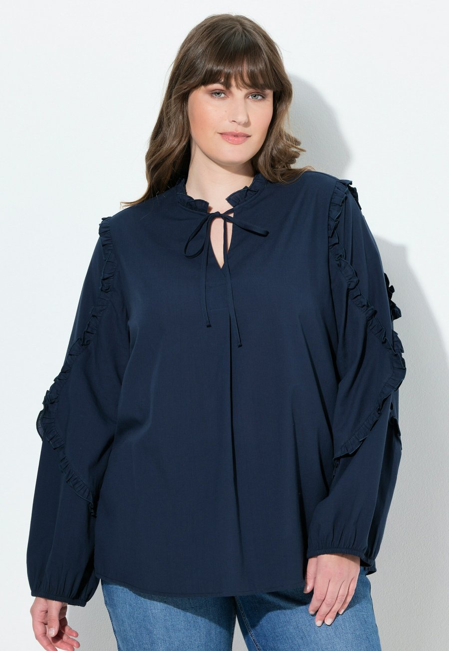 Блуза Ulla Popken RÜSCHEN STEHKRAGEN LANGARM, Navy Blue/Dark Blue
Блуза Ulla Popken RÜSCHEN STEHKRAGEN LANGARM, Navy Blue/Dark Blue