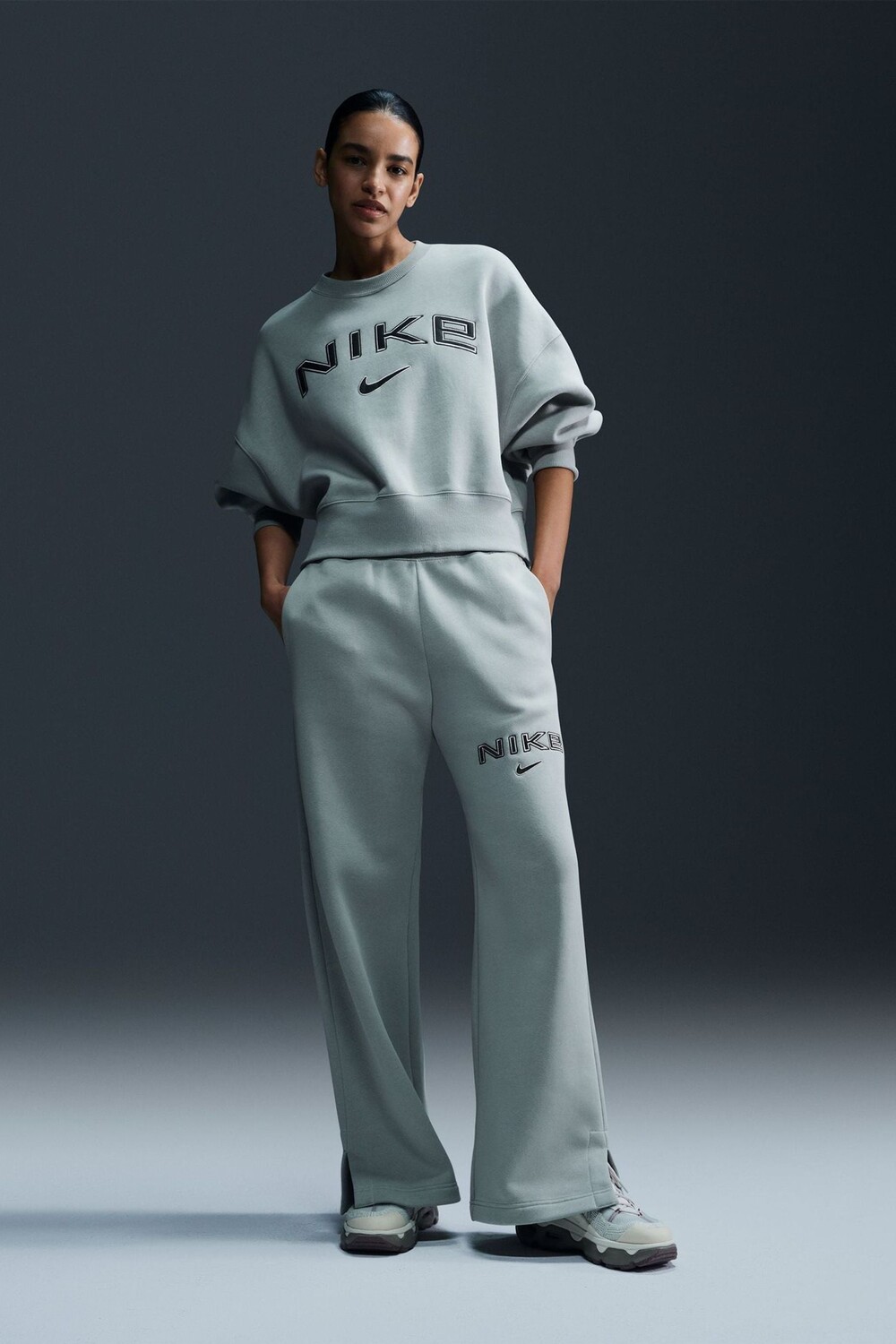 Флисовые спортивные брюки Phoenix University с высокой талией и широкими штанинами и логотипом Nike, зеленый 
Флисовые спортивные брюки Phoenix University с высокой талией и широкими штанинами и логотипом Nike, зеленый