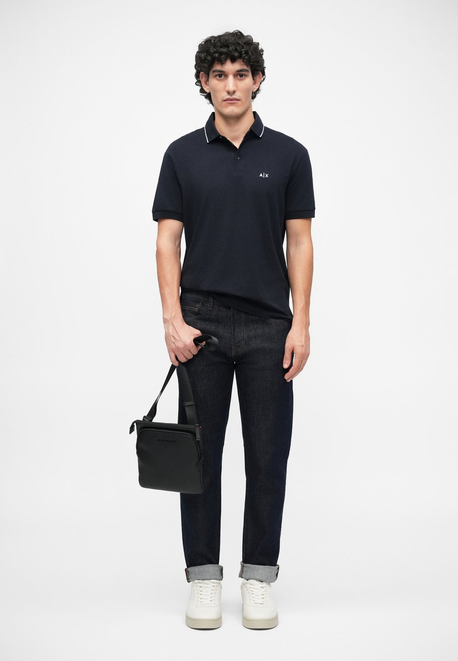 Сумка кросс-боди Armani Exchange MESSENGER BAG UNISEX, Black
Сумка кросс-боди Armani Exchange MESSENGER BAG UNISEX, Black