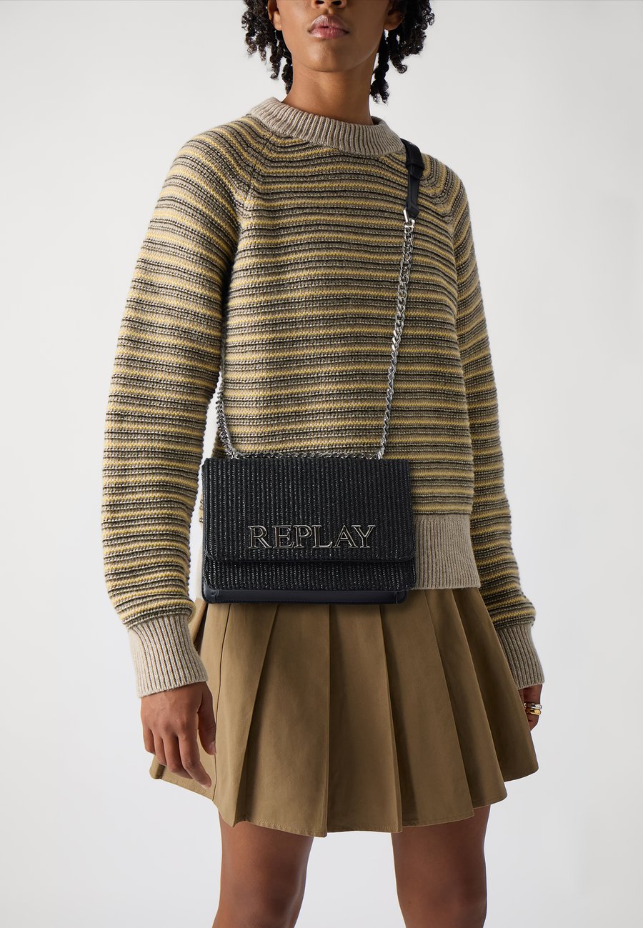 Сумка кросс-боди Replay Cross body bag, Black
Сумка кросс-боди Replay Cross body bag, Black