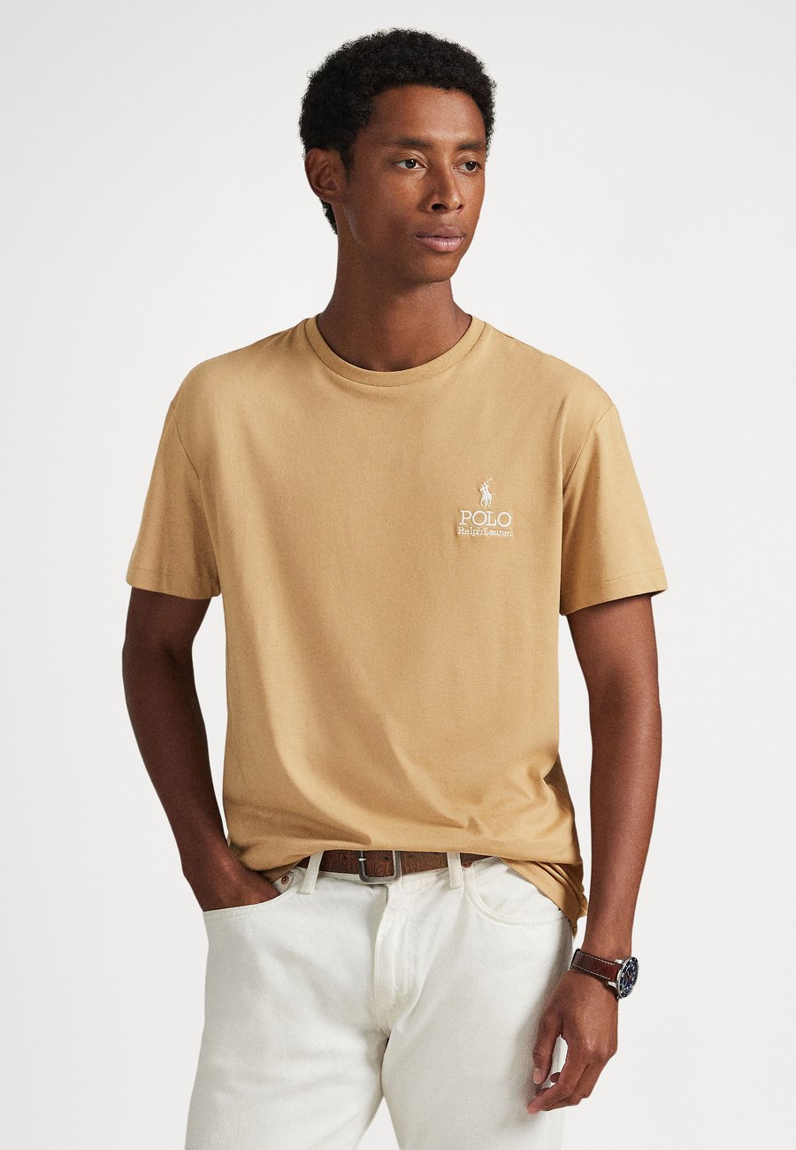 Футболка Polo Ralph Lauren CLASSIC FIT LOGO JERSEY T-SHIRT, Classic Camel/Beige, Бежевый, Футболка Polo Ralph Lauren CLASSIC FIT LOGO JERSEY T-SHIRT, Classic Camel/Beige
Футболка Polo Ralph Lauren CLASSIC FIT LOGO JERSEY T-SHIRT, Classic Camel/Beige, Бежевый, Футболка Polo Ralph Lauren CLASSIC FIT LOGO JERSEY T-SHIRT, Classic Camel/Beige