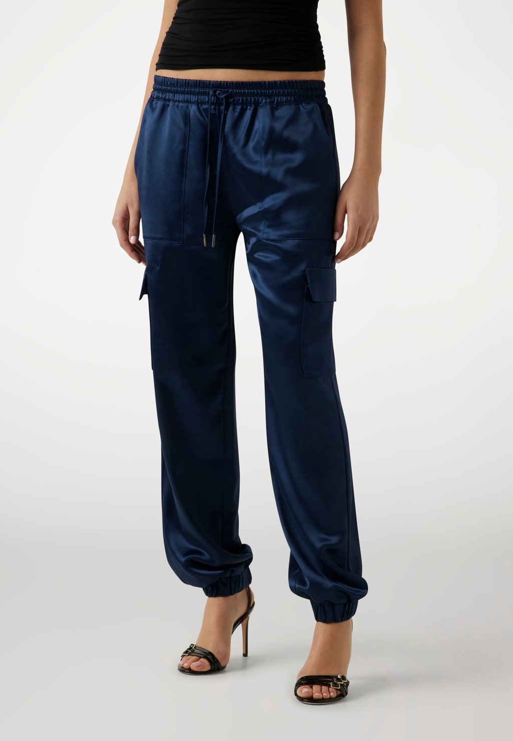 Брюки карго Guess, темно-синий
Брюки карго Guess, темно-синий