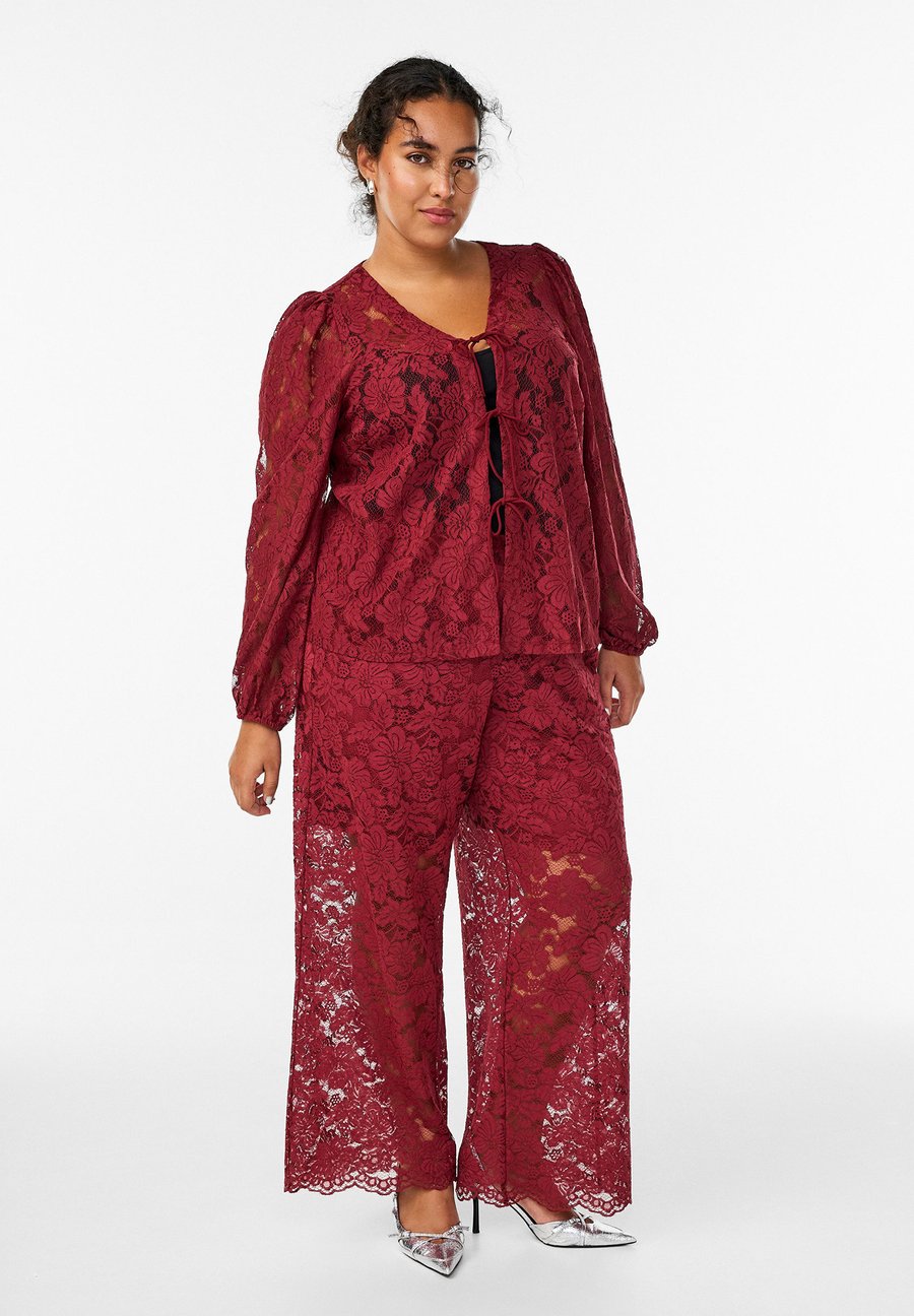 Брюки Zizzi MIT HOHER TAILLE UND TASCHEN, Cabernet/Bordeaux
Брюки Zizzi MIT HOHER TAILLE UND TASCHEN, Cabernet/Bordeaux