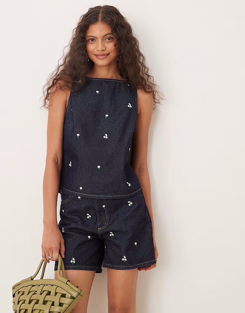 Джинсовый топ с вышитым мелким цветочным узором цвета индиго Asos Design
Джинсовый топ с вышитым мелким цветочным узором цвета индиго Asos Design