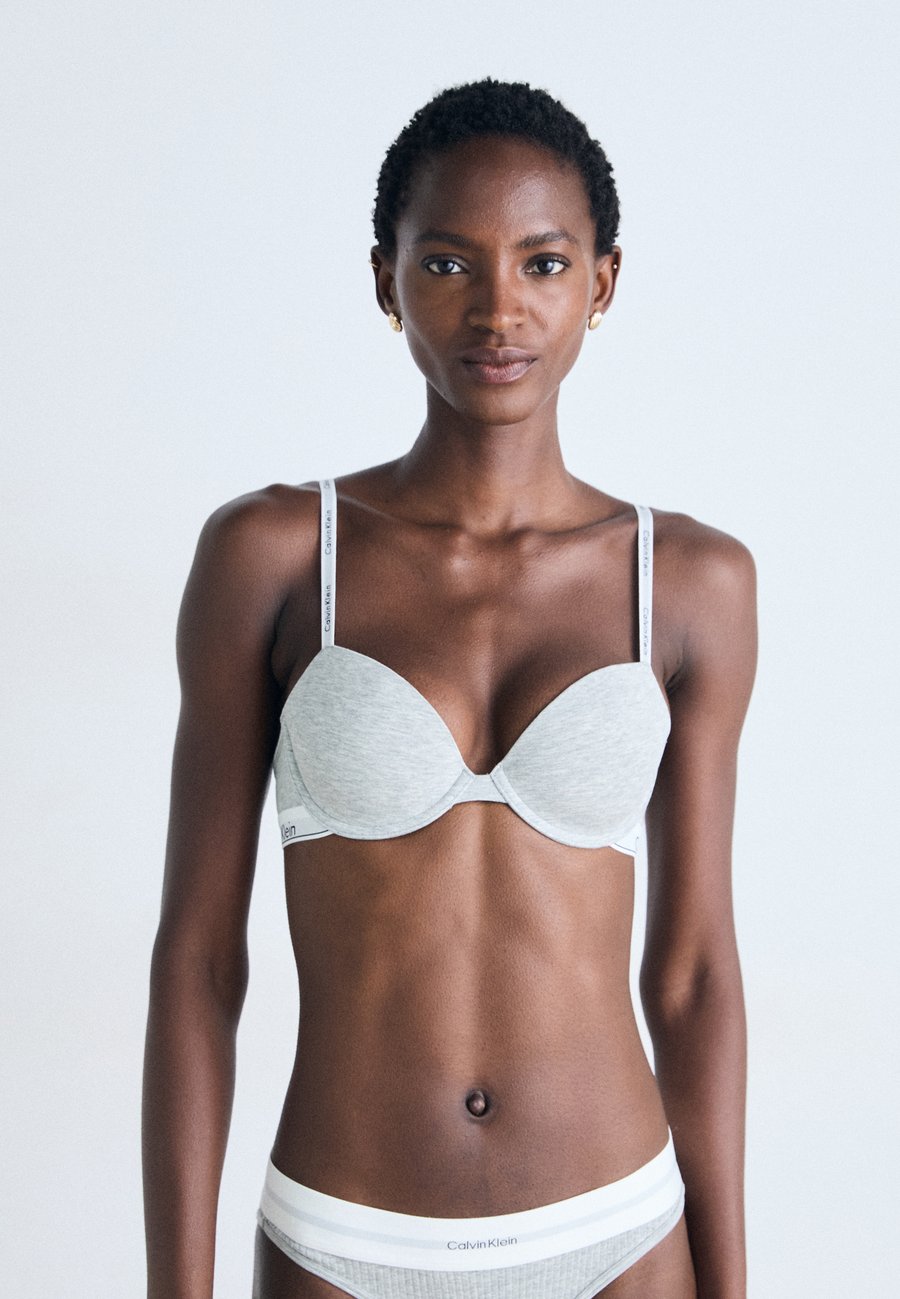 Бюстгальтер Calvin Klein Underwear LIGHTLY LINED DEMI ICON , Grey Heather/Light Grey
Бюстгальтер Calvin Klein Underwear LIGHTLY LINED DEMI ICON , Grey Heather/Light Grey