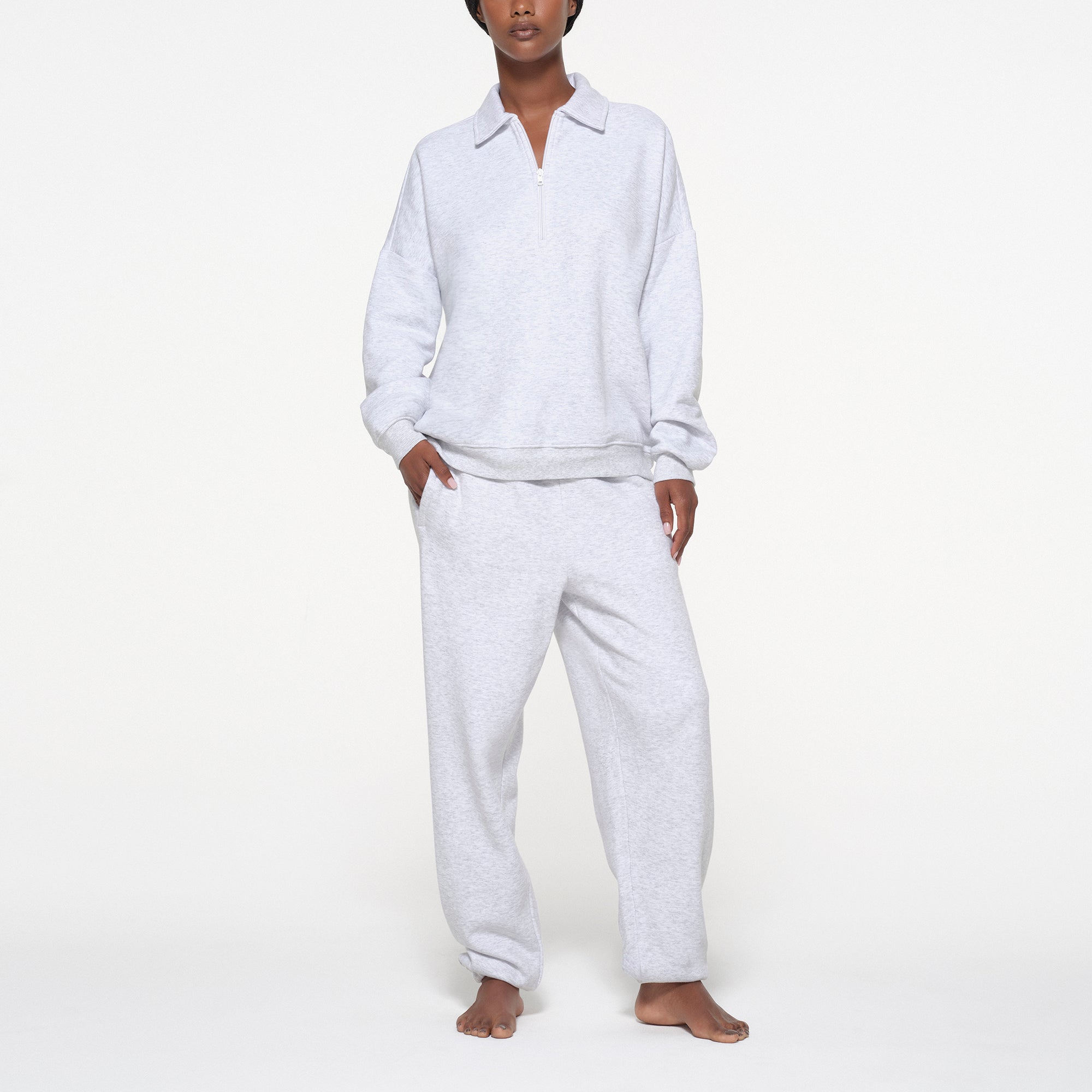 Свободный свитер с застежкой-молнией на четверть длины SKIMS, цвет light heather grey
Свободный свитер с застежкой-молнией на четверть длины SKIMS, цвет light heather grey