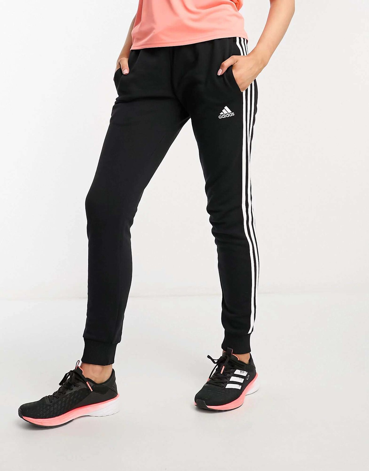 Черно-белые джоггеры с 3 полосками adidas Sportswear Essentials adidas performance
Черно-белые джоггеры с 3 полосками adidas Sportswear Essentials adidas performance