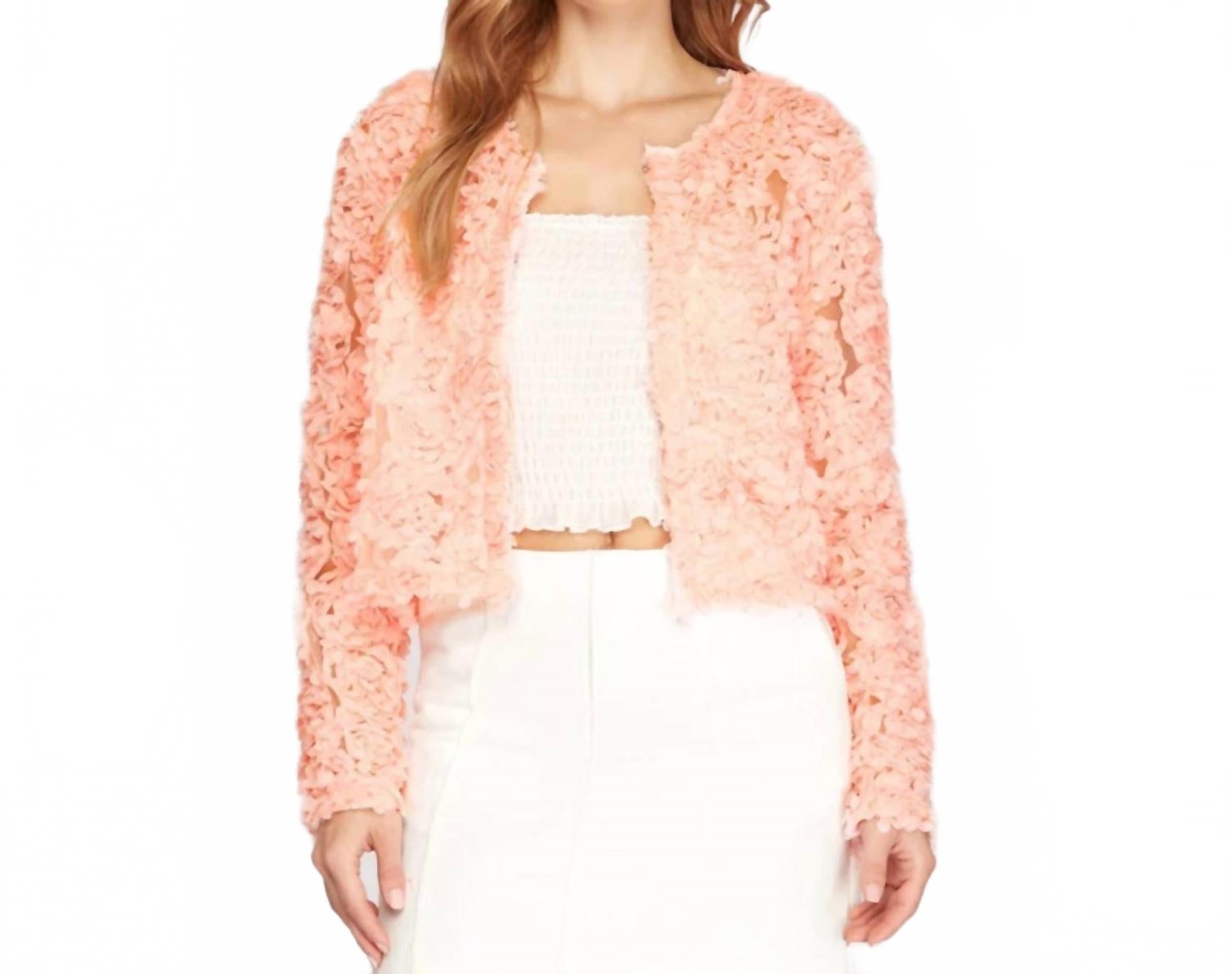 Розовая короткая кардиган-куртка с 3D сеткой и цветочной аппликацией SHE + SKY
Розовая короткая кардиган-куртка с 3D сеткой и цветочной аппликацией SHE + SKY