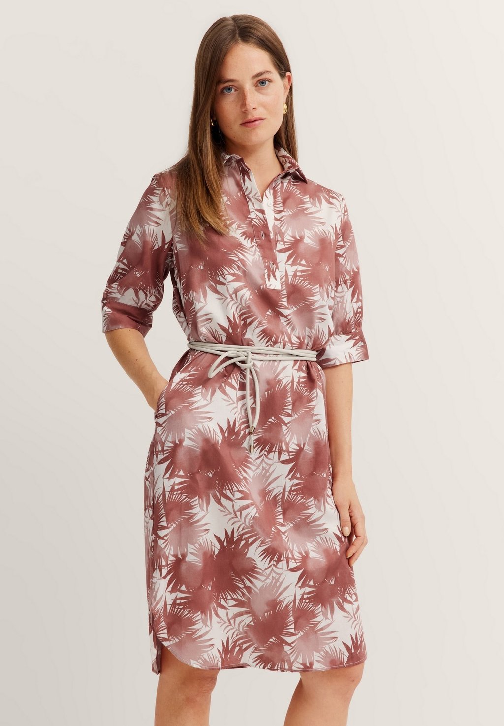 Платье-рубашка FLORAL bugatti, светло-розовый
Платье-рубашка FLORAL bugatti, светло-розовый