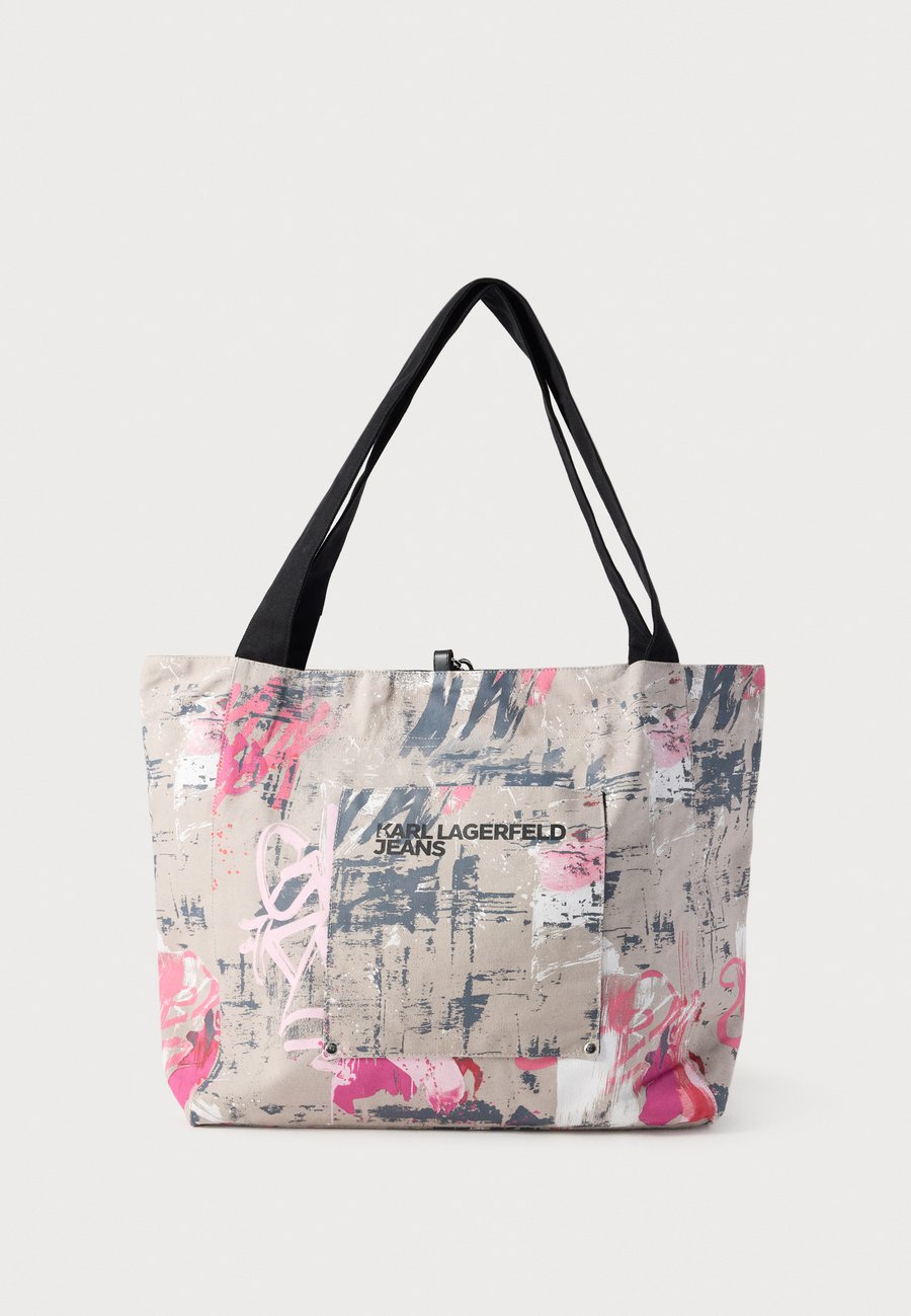 Сумка-шоппер Karl Lagerfeld Jeans REVERSIBLE SHOPPER UNISEX, Black/Unif Grey/Multi-Coloured
Сумка-шоппер Karl Lagerfeld Jeans REVERSIBLE SHOPPER UNISEX, Black/Unif Grey/Multi-Coloured