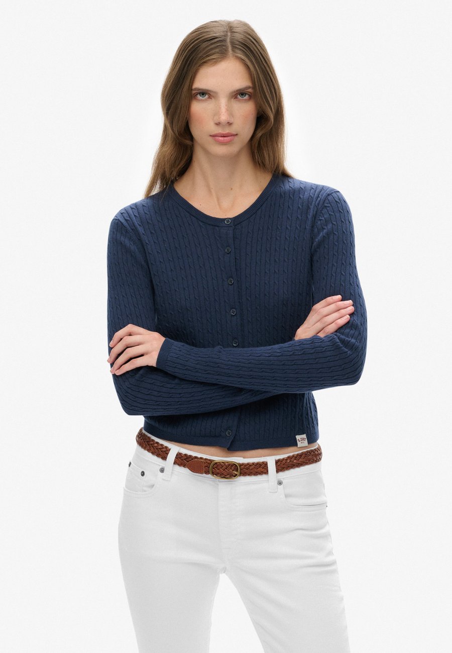 Кардиган Superdry & Co MICRO CABLE, Richest Navy/Blue
Кардиган Superdry & Co MICRO CABLE, Richest Navy/Blue
