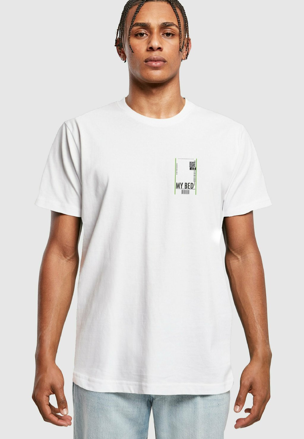 Футболка с принтом MÄNNER MY BED Mister Tee, белый 
Футболка с принтом MÄNNER MY BED Mister Tee, белый