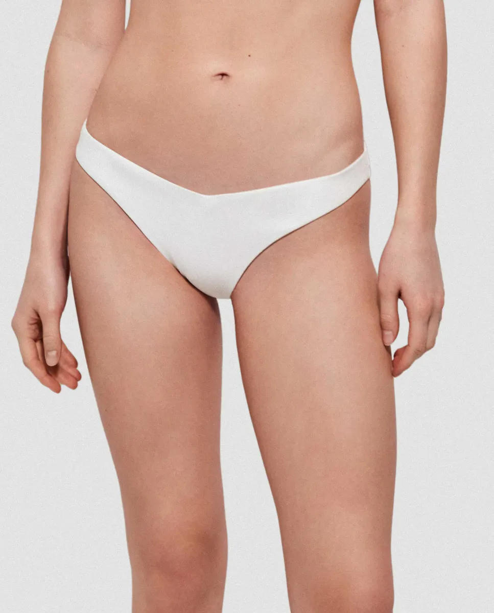 Плавки бикини V-образной формы из гладкой ткани, вырезанные лазером Gisela, белый
Плавки бикини V-образной формы из гладкой ткани, вырезанные лазером Gisela, белый