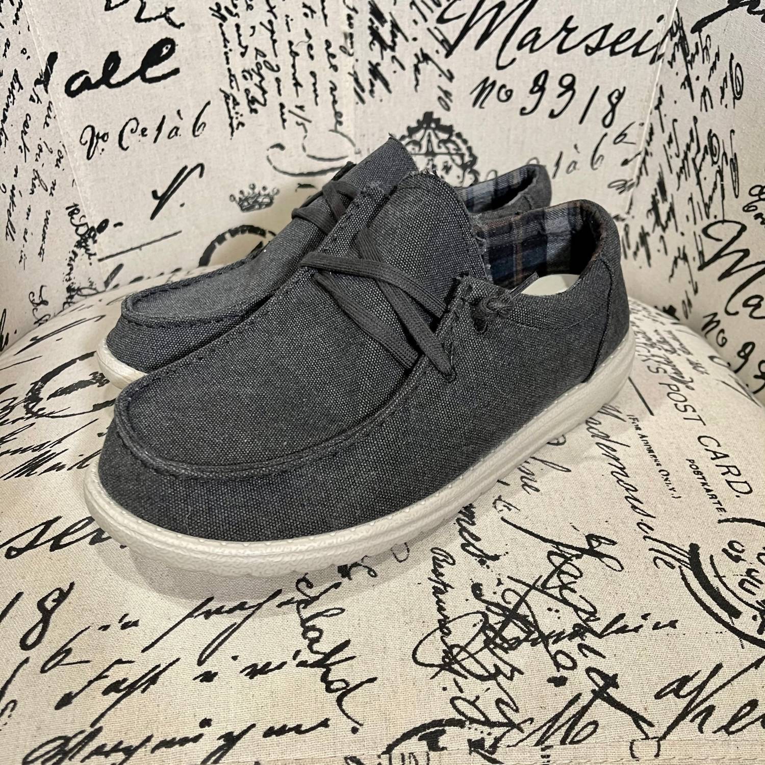 Кроссовки Mister J Ron в черном цвете Very G
Кроссовки Mister J Ron в черном цвете Very G