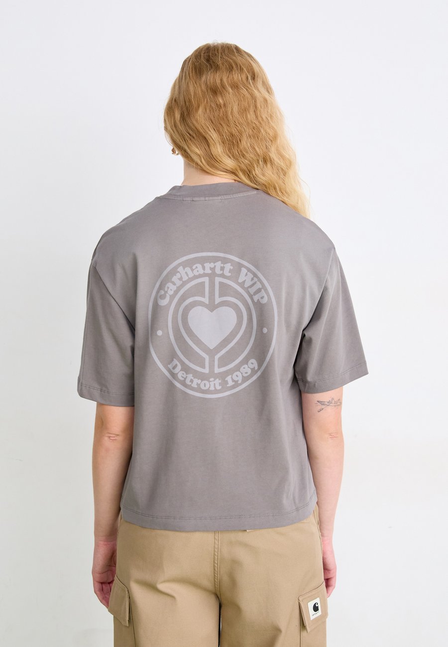 Футболка Carhartt WIP Print T-shirt, Porphyry Stone Dyed/Grey, Серый, Футболка Carhartt WIP Print T-shirt, Porphyry Stone Dyed/Grey
Футболка Carhartt WIP Print T-shirt, Porphyry Stone Dyed/Grey, Серый, Футболка Carhartt WIP Print T-shirt, Porphyry Stone Dyed/Grey