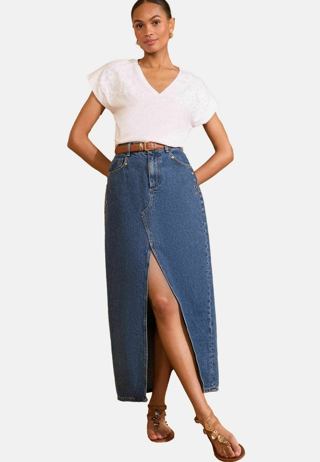 Футболка с принтом REGULAR FIT V-NECK Love & Roses, белый
Футболка с принтом REGULAR FIT V-NECK Love & Roses, белый