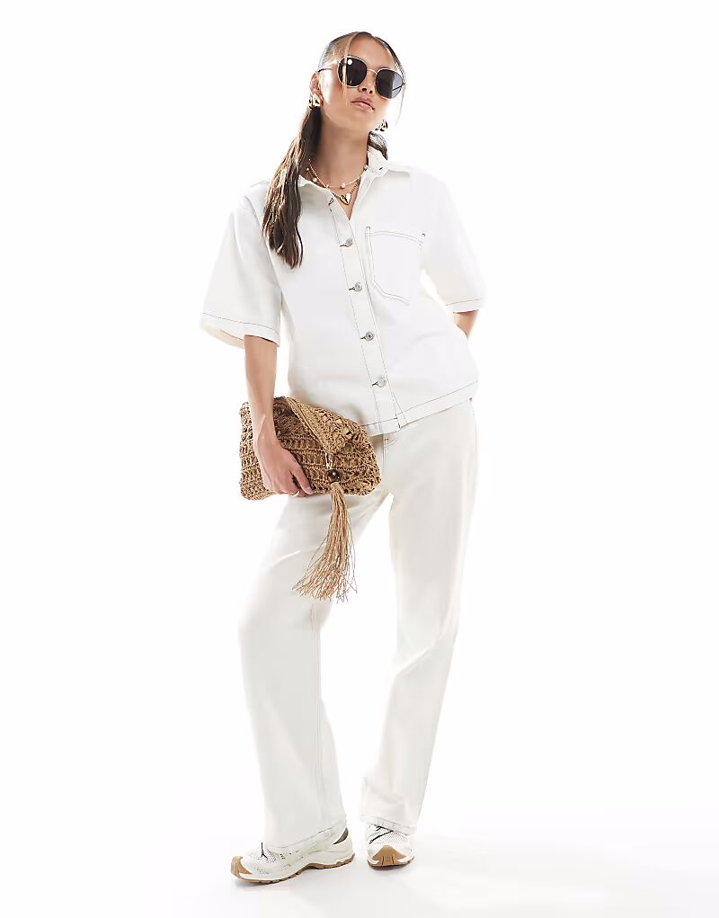 Джинсовая рубашка с короткими рукавами и карманом цвета экрю от ASOS DESIGN
Джинсовая рубашка с короткими рукавами и карманом цвета экрю от ASOS DESIGN