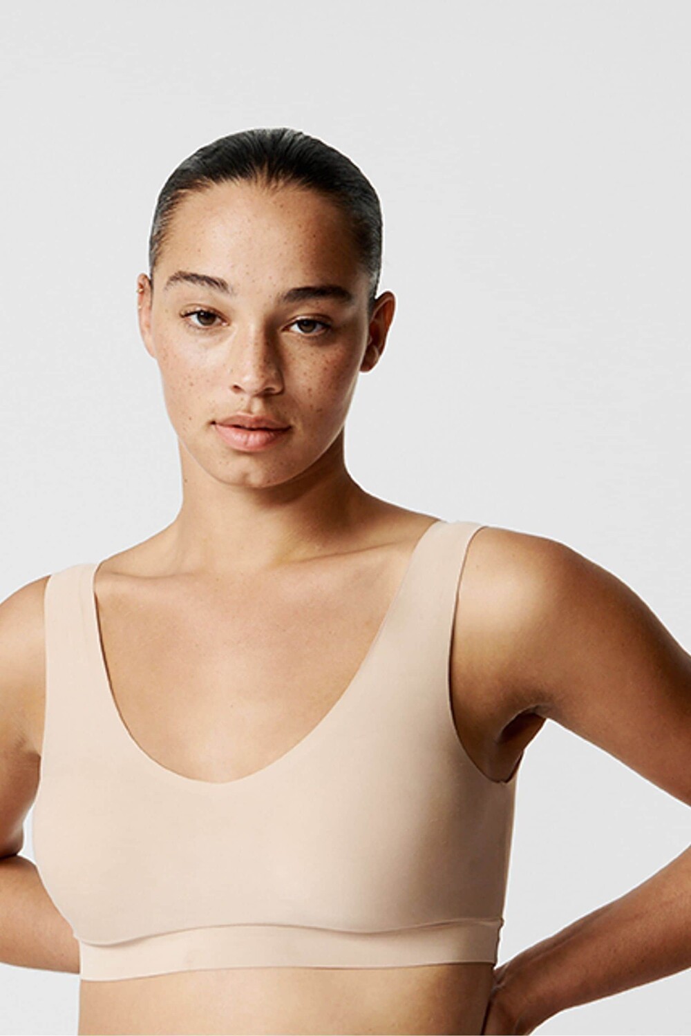 Короткий бесшовный бюстгальтер без косточек с V-образным вырезом из мягкой эластичной ткани Chantelle, белый
Короткий бесшовный бюстгальтер без косточек с V-образным вырезом из мягкой эластичной ткани Chantelle, белый