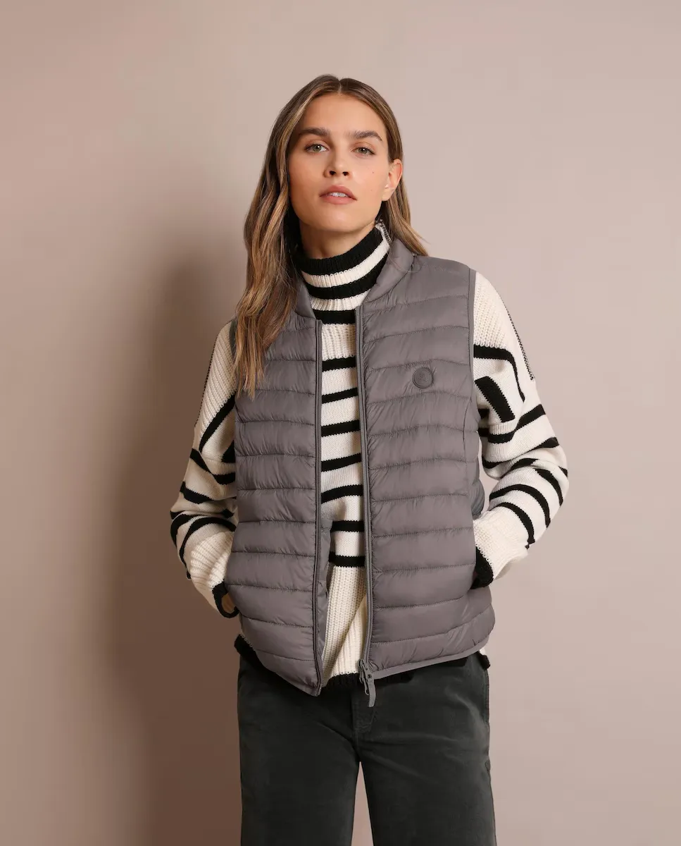 Бордовый стеганый женский жилет на молнии Scalpers, серый
Бордовый стеганый женский жилет на молнии Scalpers, серый