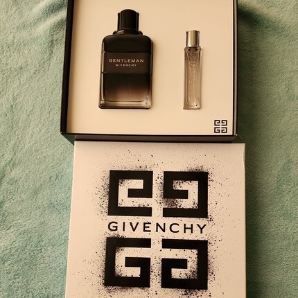Мужская парфюмерная вода Gentleman By Givenchy 3.3 Oz. + 12.5 Ml. Eau De Parfum Spray. New Men Gift Set
Мужская парфюмерная вода Gentleman By Givenchy 3.3 Oz. + 12.5 Ml. Eau De Parfum Spray. New Men Gift Set
