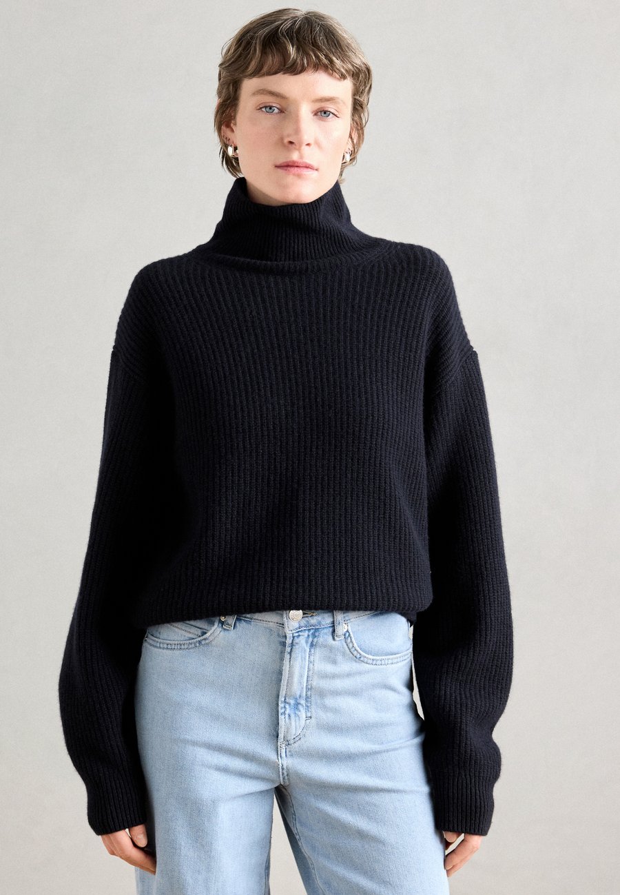 Джемпер Marc O'Polo PULLOVER, LONGSLEEVE, Deep Night Blue/Dark Blue
Джемпер Marc O'Polo PULLOVER, LONGSLEEVE, Deep Night Blue/Dark Blue