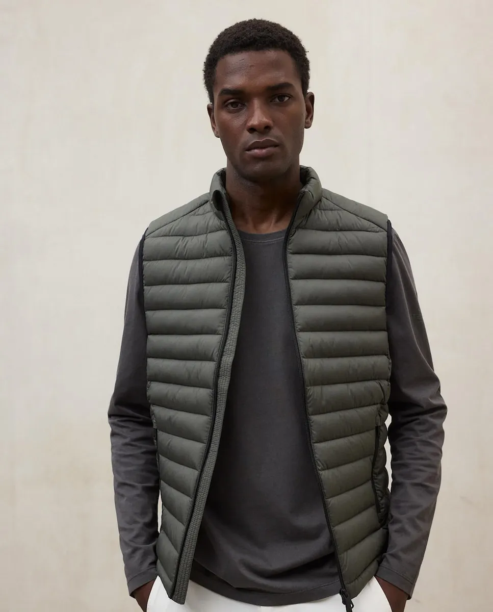 Мужская жилетка с застежкой на молнии и боковыми карманами Ecoalf, зеленый
Мужская жилетка с застежкой на молнии и боковыми карманами Ecoalf, зеленый