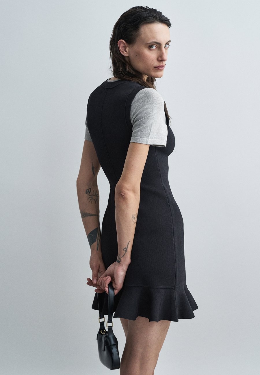 Платье sandro ROBE COURTE , Marine/Dark Blue
Платье sandro ROBE COURTE , Marine/Dark Blue