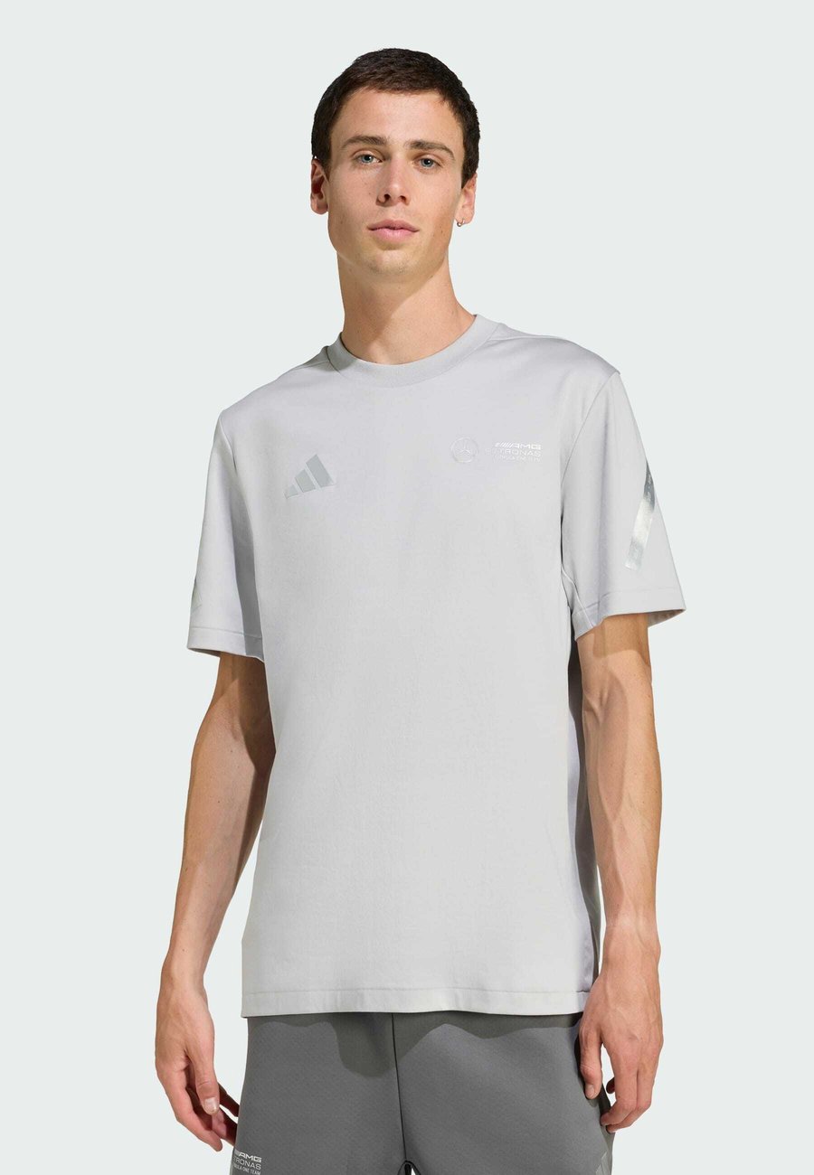 Футболка Adidas Performance AMG PETRONAS FORMULA ONE TEAM SILVER ARROWS, Grey Two/Grey, Серый, Футболка Adidas Performance AMG PETRONAS FORMULA ONE TEAM SILVER ARROWS, Grey Two/Grey
Футболка Adidas Performance AMG PETRONAS FORMULA ONE TEAM SILVER ARROWS, Grey Two/Grey, Серый, Футболка Adidas Performance AMG PETRONAS FORMULA ONE TEAM SILVER ARROWS, Grey Two/Grey