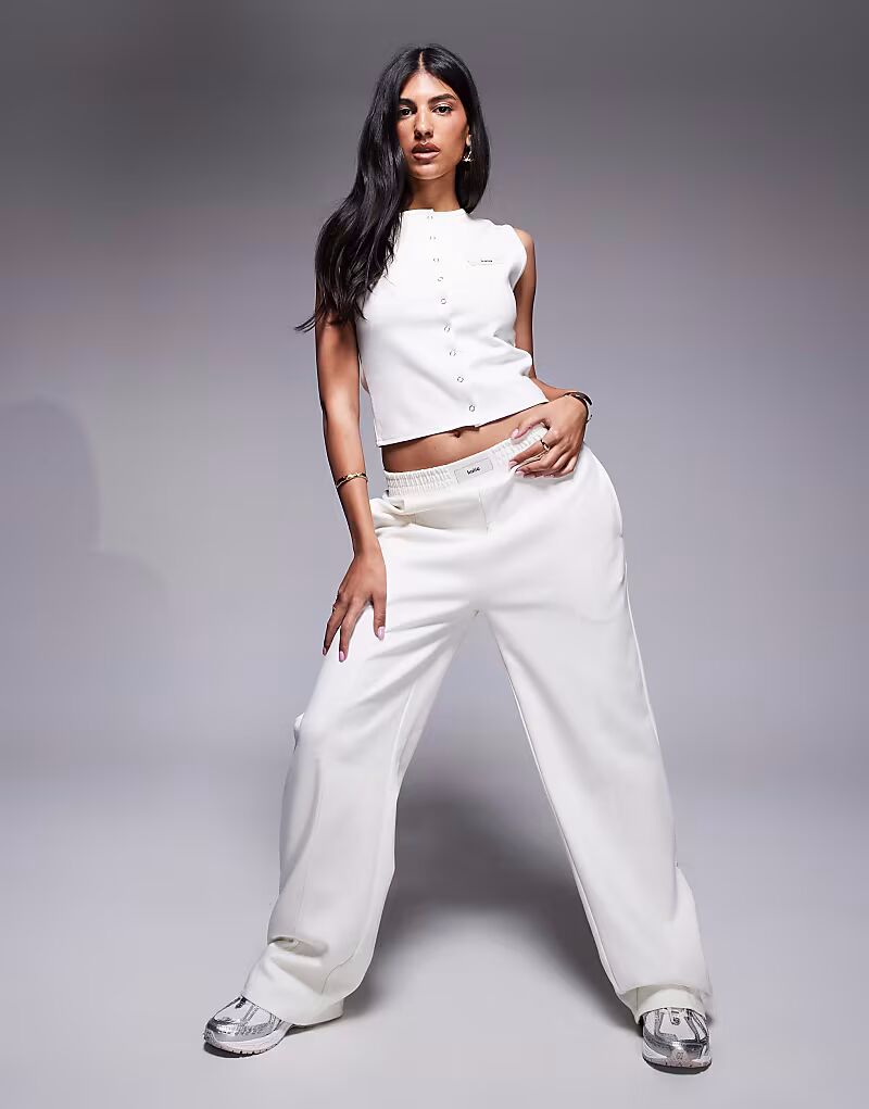 Широкие брюки-джоггеры из хлопковой смеси с логотипом и передним швом, кремового цвета Kaiia
Широкие брюки-джоггеры из хлопковой смеси с логотипом и передним швом, кремового цвета Kaiia