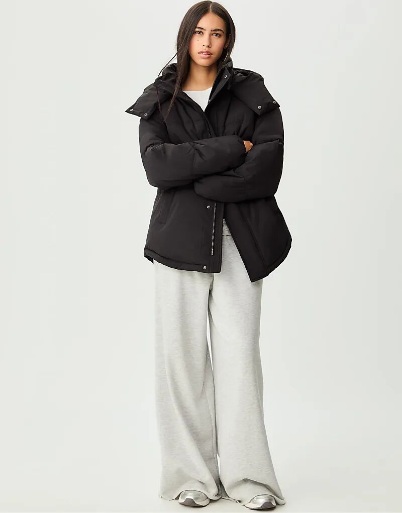 Пуховик Stradivarius Oversize с капюшоном черного цвета
Пуховик Stradivarius Oversize с капюшоном черного цвета