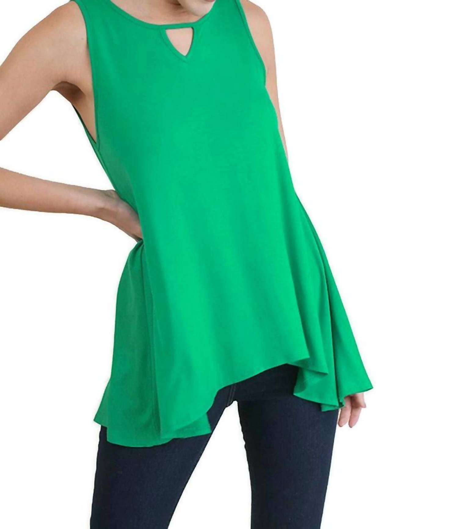 Топ с вырезом-замочком без рукавов в зеленом цвете Umgee
Топ с вырезом-замочком без рукавов в зеленом цвете Umgee