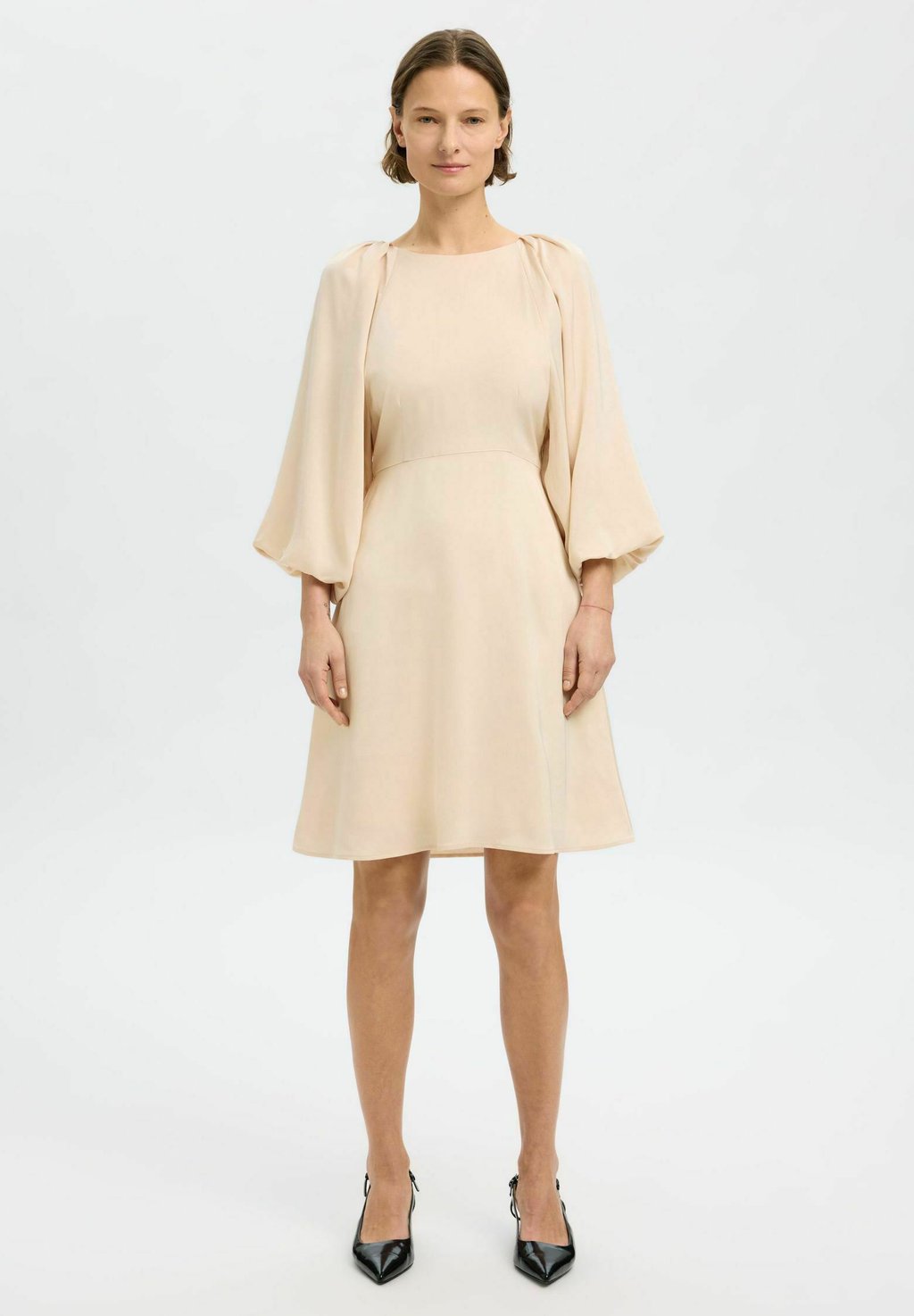 Повседневное платье MINI RÜCKENFREIES Selected Femme, бежевый
Повседневное платье MINI RÜCKENFREIES Selected Femme, бежевый