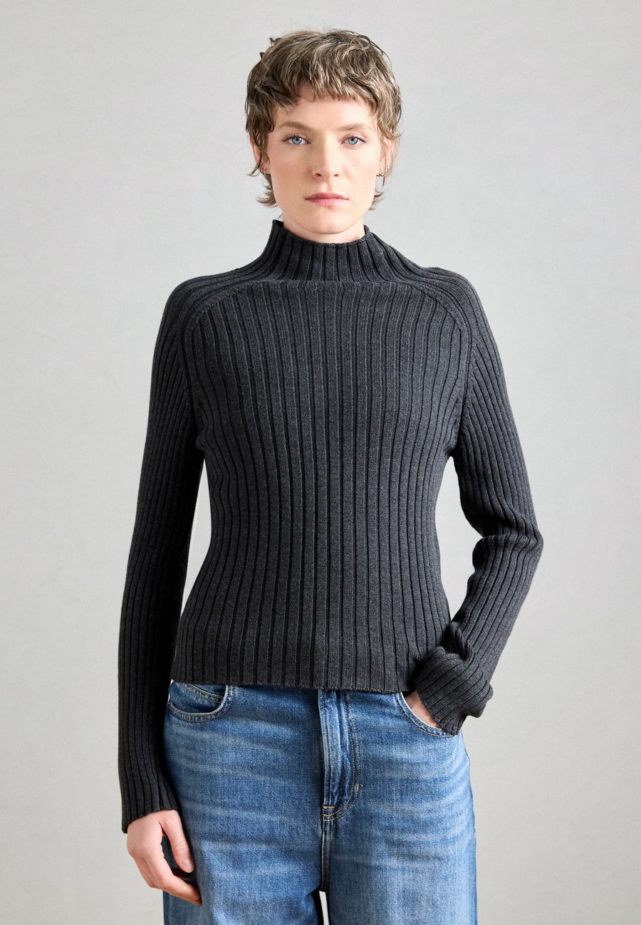 Джемпер Marc O'Polo LONGSLEEVE STAND UP COLLAR, Night Grey Melange/Mottled Dark Grey
Джемпер Marc O'Polo LONGSLEEVE STAND UP COLLAR, Night Grey Melange/Mottled Dark Grey