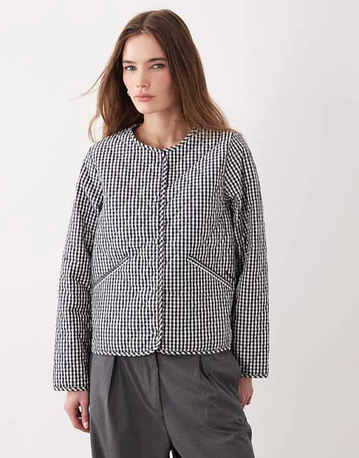 Темно-синяя стеганая куртка без воротника в мелкую клетку Barbour Cashel
Темно-синяя стеганая куртка без воротника в мелкую клетку Barbour Cashel