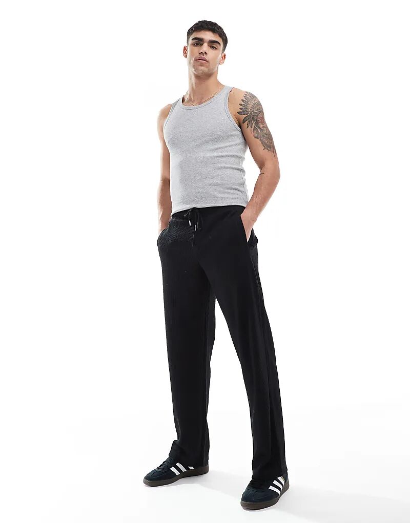 Спортивные брюки Bershka из сирсакера черного цвета
Спортивные брюки Bershka из сирсакера черного цвета