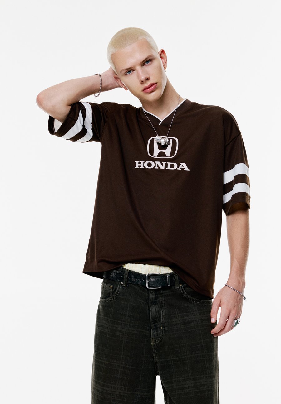 Футболка PULL&BEAR HONDA FOOTBALL, Brown
Футболка PULL&BEAR HONDA FOOTBALL, Brown