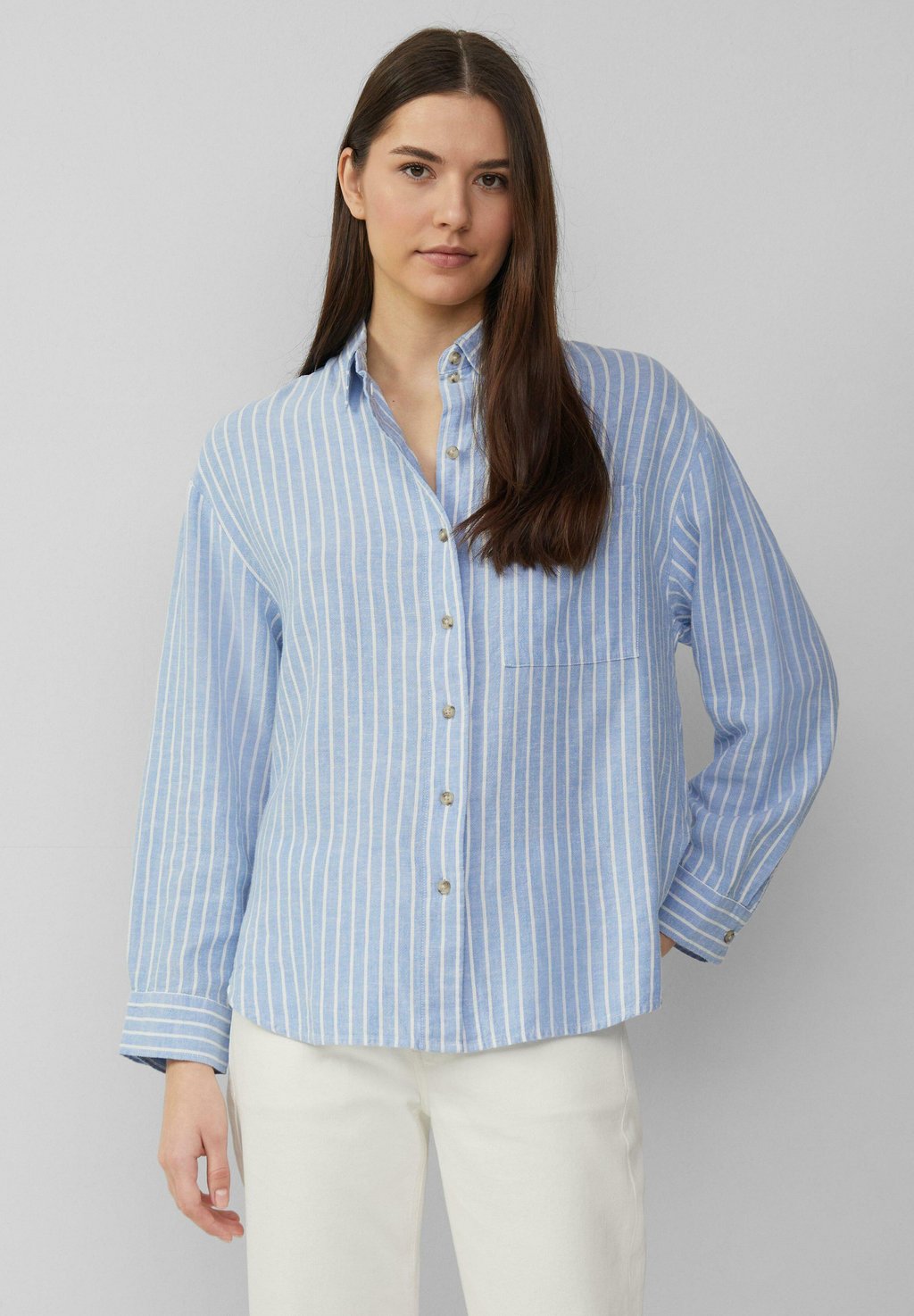 Блузка на пуговицах GESTREIFTE AUS MIT ÜBERSCHNITTENEN SCHULTERN s.Oliver, синий 
Блузка на пуговицах GESTREIFTE AUS MIT ÜBERSCHNITTENEN SCHULTERN s.Oliver, синий