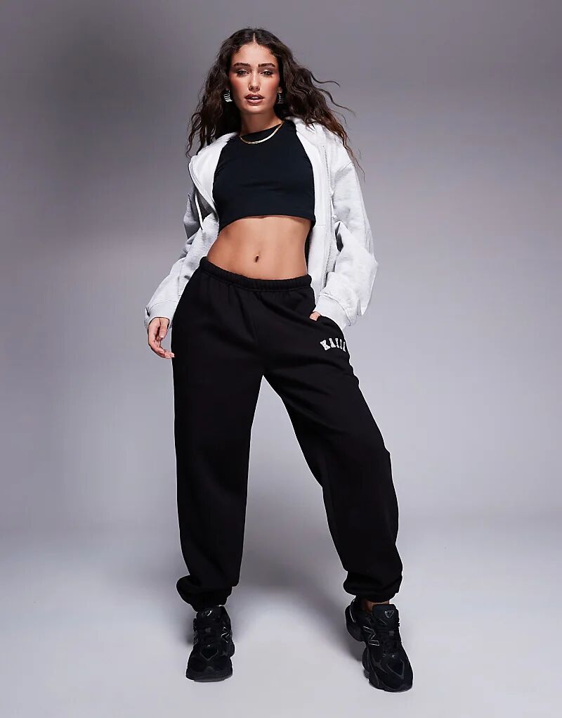 Спортивные брюки Kaiia Petite из хлопковой смеси с вышитым логотипом и манжетами, черного цвета
Спортивные брюки Kaiia Petite из хлопковой смеси с вышитым логотипом и манжетами, черного цвета