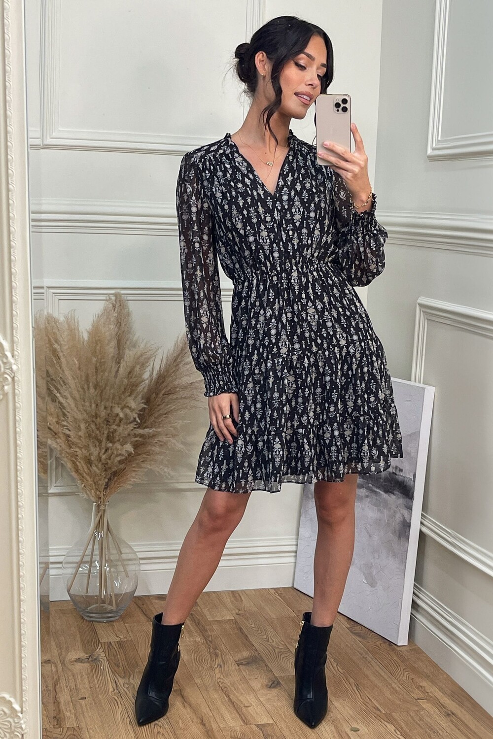 Шифоновое свободное платье с принтом Ditsy Jolie Moi, черный
Шифоновое свободное платье с принтом Ditsy Jolie Moi, черный