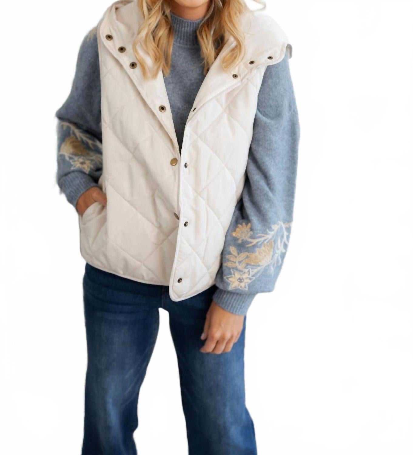 Mystree Стеганый пуховый жилет с капюшоном кремового цвета
Mystree Стеганый пуховый жилет с капюшоном кремового цвета