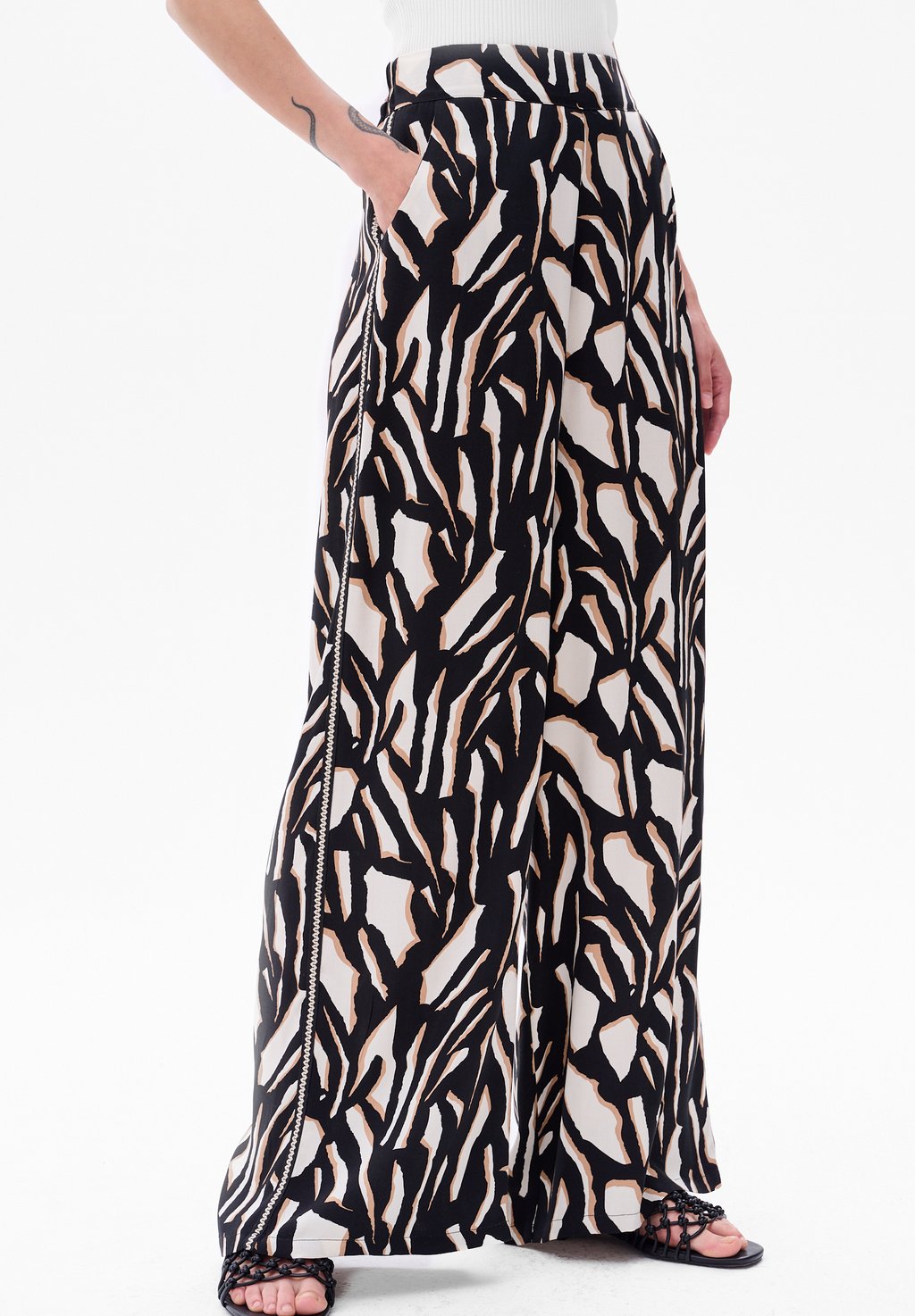 Брюки LOCA blue shadow, черный
Брюки LOCA blue shadow, черный