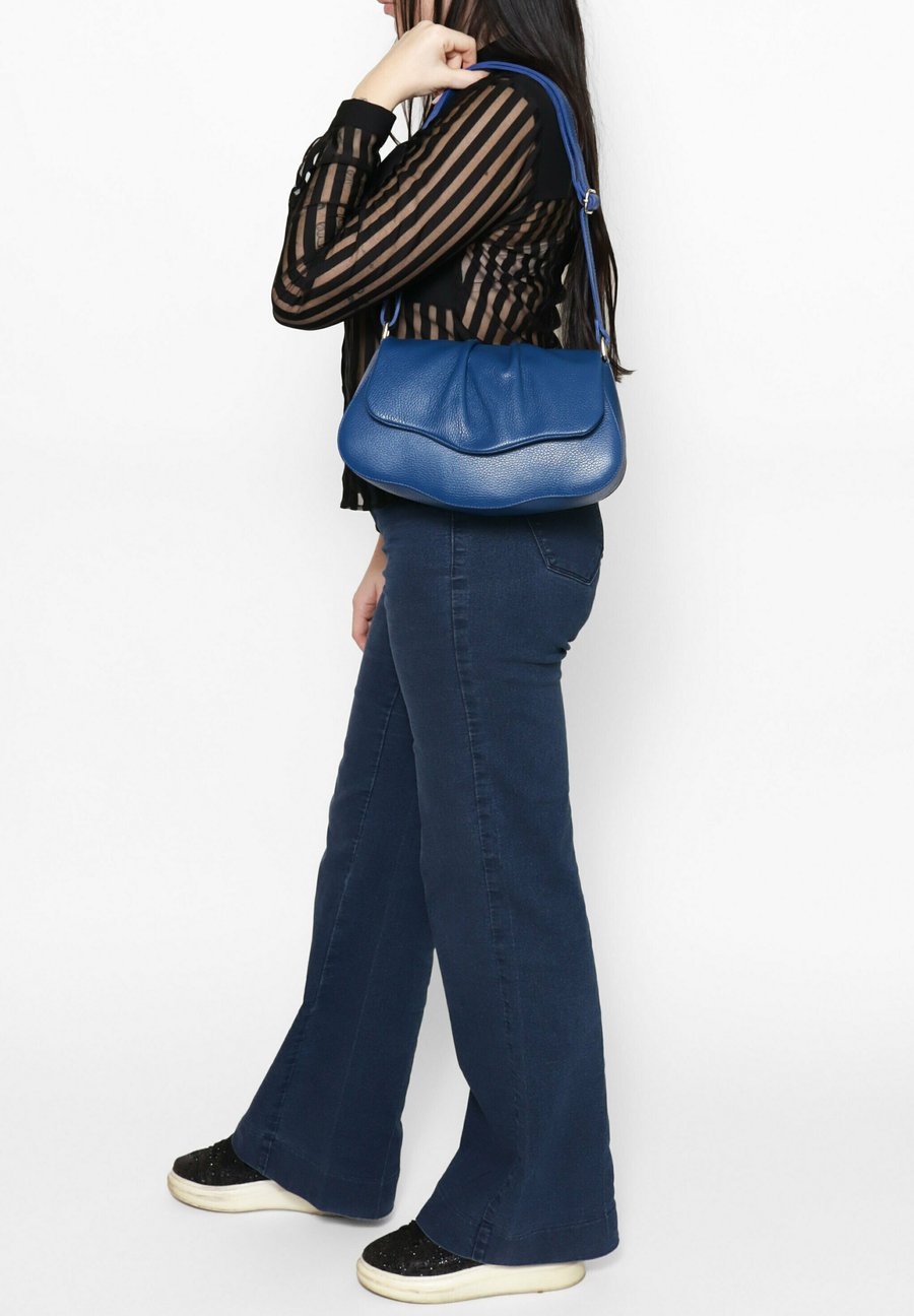 Сумка Chiara Ferretti SHOULDER, Bluette/Light-Blue Denim
Сумка Chiara Ferretti SHOULDER, Bluette/Light-Blue Denim