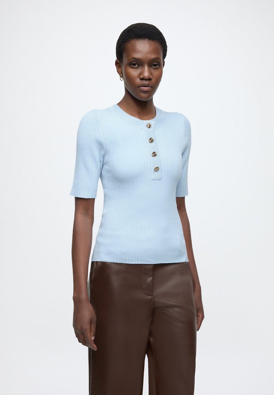 Топ Rue de Femme 7493RDFFENNEC KNIT, 241 Spring Lake/Light Blue
Топ Rue de Femme 7493RDFFENNEC KNIT, 241 Spring Lake/Light Blue