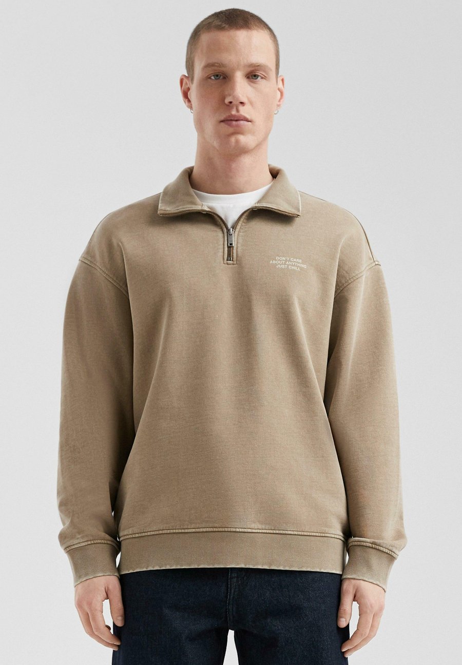 Толстовка QS MIT BRUSTPRINT, Sandstein/Ochre
Толстовка QS MIT BRUSTPRINT, Sandstein/Ochre