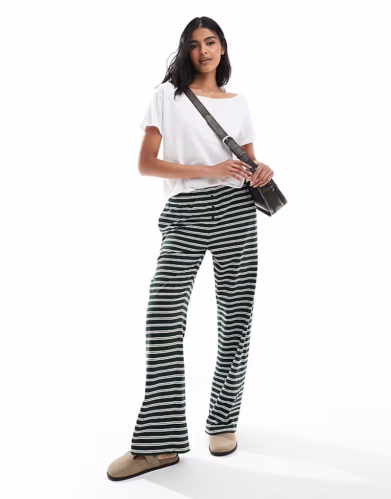 Спортивные брюки прямого кроя ASOS DESIGN в зеленую полоску
Спортивные брюки прямого кроя ASOS DESIGN в зеленую полоску