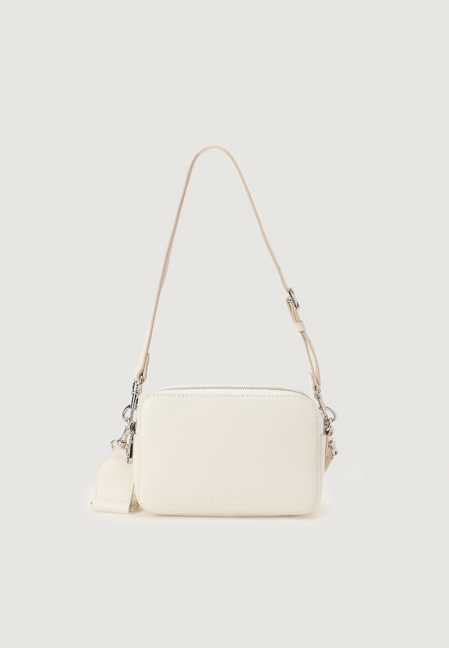 Сумка Calvin Klein WEBBING CAMERA BAG, White
Сумка Calvin Klein WEBBING CAMERA BAG, White