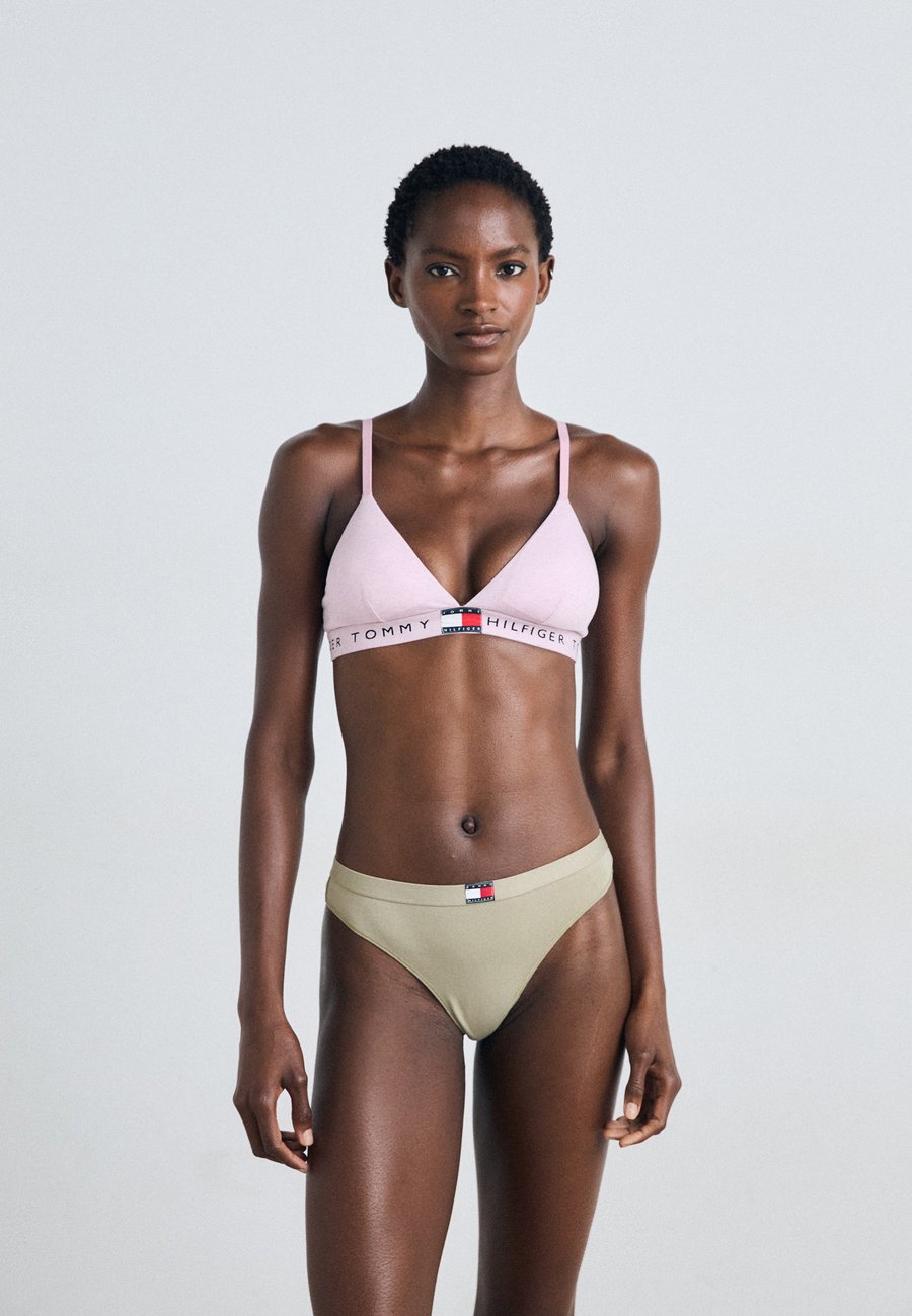 Трусы Tommy Hilfiger THONG 5 PACK, Mys Orc/Grey/Keystone/White/Des Sky/Multi-Coloured
Трусы Tommy Hilfiger THONG 5 PACK, Mys Orc/Grey/Keystone/White/Des Sky/Multi-Coloured