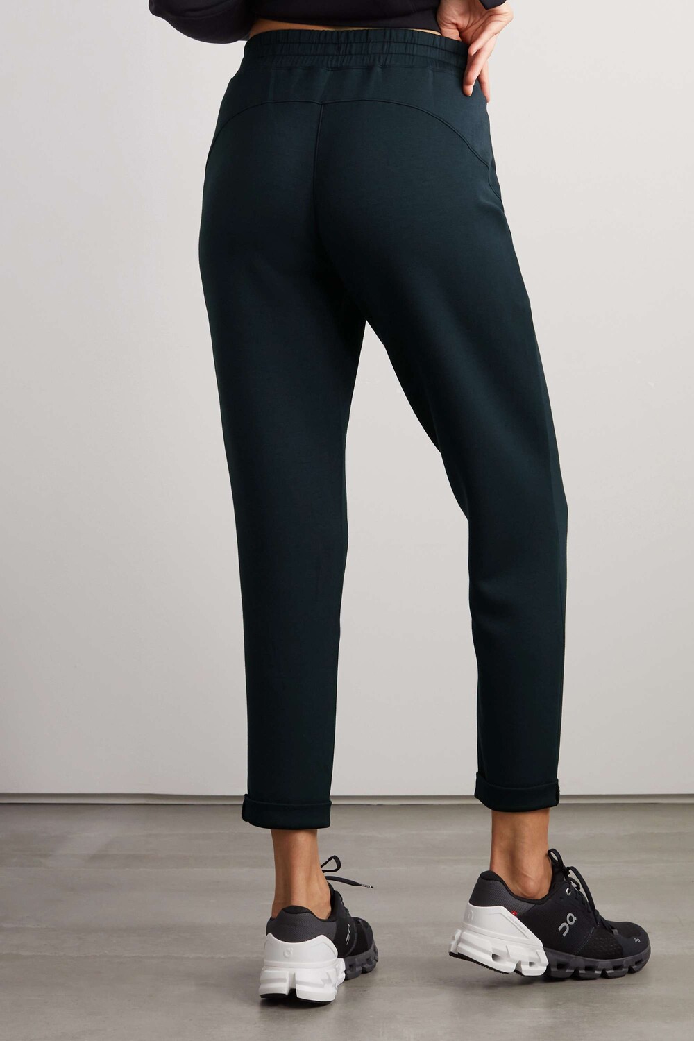 SPANX Укороченные зауженные спортивные штаны AirEssentials из эластичного джерси, черный
SPANX Укороченные зауженные спортивные штаны AirEssentials из эластичного джерси, черный