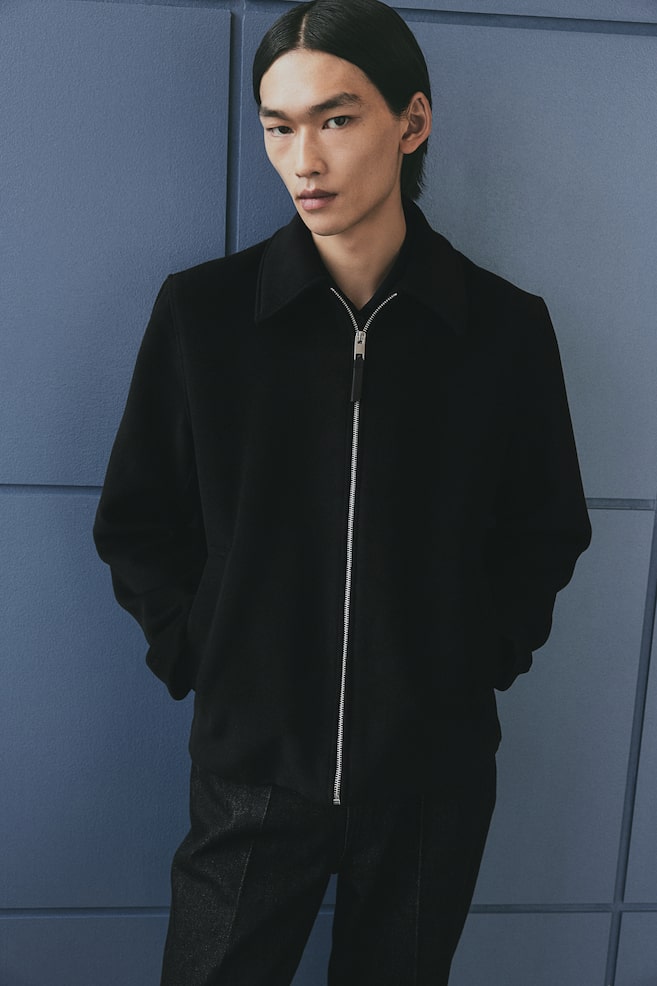 Шапка из полушерстяной смеси, прямого кроя H&M, черный
Шапка из полушерстяной смеси, прямого кроя H&M, черный